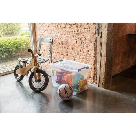 CURVER Lot De 3 Boîtes De Rangement Handy 65L - Boîte De Rangement Multifonction - Pour Chambre, Bureau, Garage, Cabanon, Buanderie - Fermeture Rapide à Poignées - Transparent 4 CURVER Lot De 3 Boîtes De Rangement Handy 65L - Boîte De Rangement Multifonction - Pour Chambre, Bureau, Garage, Cabanon, Buanderie - Fermeture Rapide à Poignées - Transparent – Image 2