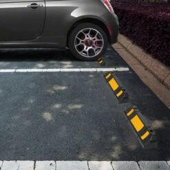 Froadp 2x Butoirs De Parking Set, Butée De Roues Avec Jaune Bandes Réfléchissantes, Cales De Garage Aide Au Stationnement En Caoutchouc, Marquage De Arrêtez Pour Garage Remorque Couverts -Stanleyfaco Magasin 67453140 4