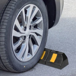 Froadp 2x Butoirs De Parking Set, Butée De Roues Avec Jaune Bandes Réfléchissantes, Cales De Garage Aide Au Stationnement En Caoutchouc, Marquage De Arrêtez Pour Garage Remorque Couverts -Stanleyfaco Magasin 67453140 5